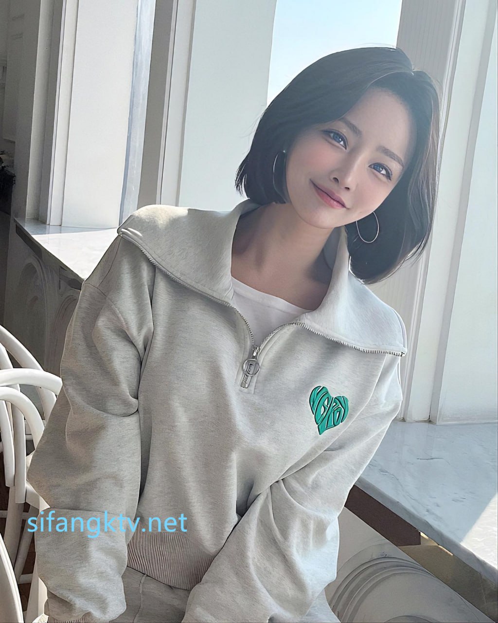 大胸妹精致高颜值的网红脸骚气十足，这么漂亮服务态度又好的妹子哪里找，小哥搞一会就软了，妹子不知疲倦的口交努力让小弟重新举起